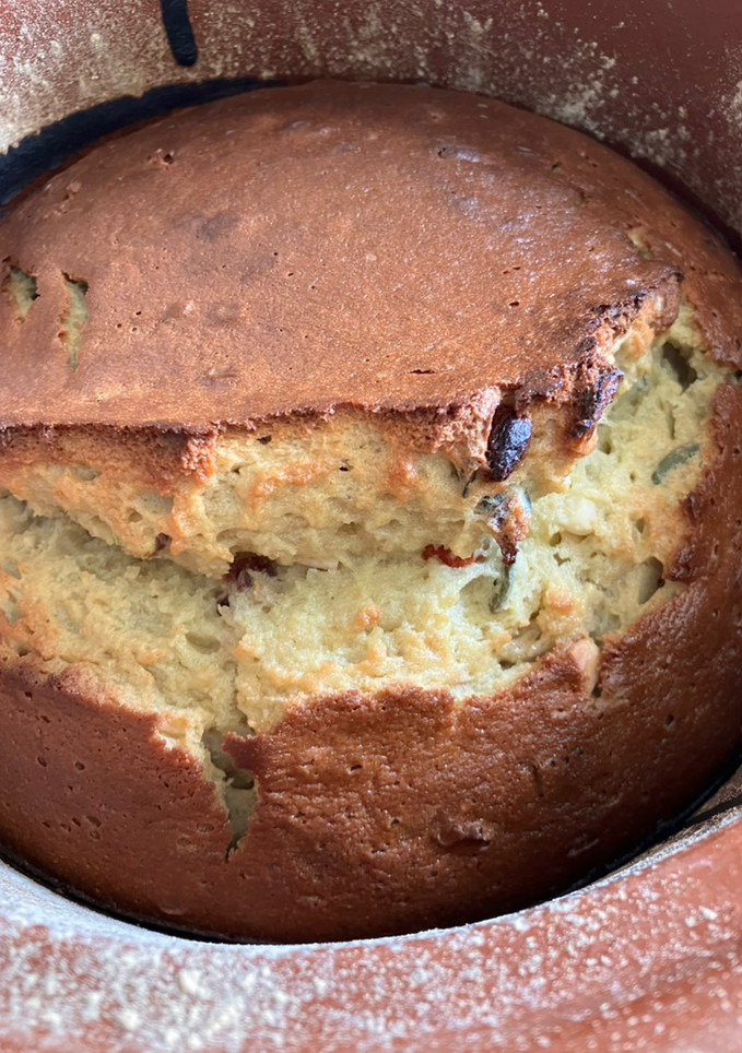 Una foto de Pan de plátanos maduros, con frutos secos, en cazuela de barro