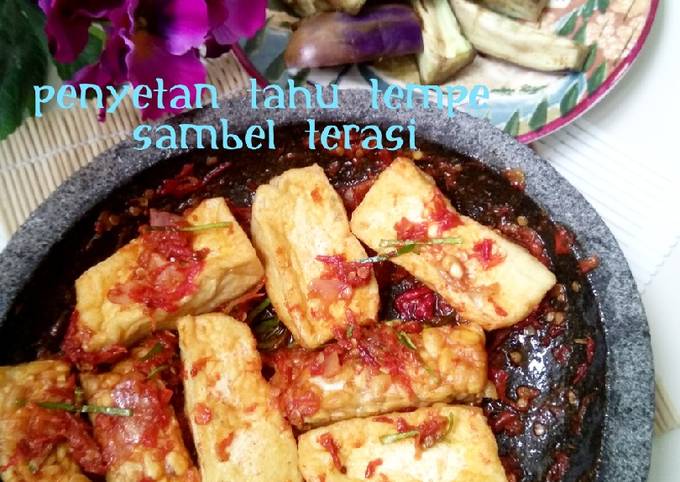 Ternyata ini loh! Cara gampang membuat Penyetan Tahu Tempe Sambel Terasi Daun Jeruk yang nagih banget