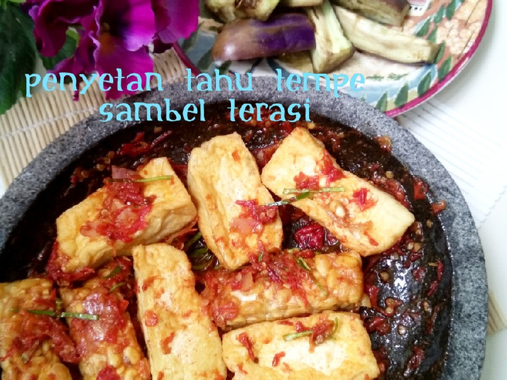 Ternyata ini loh! Cara gampang membuat Penyetan Tahu Tempe Sambel Terasi Daun Jeruk yang nagih banget