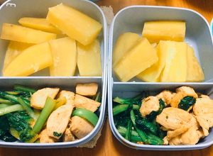 Hình của món Chuẩn bị cơm cho cả ngày với eatclean gồm khoai lang hấp và ức gà xào cải xanh❤️.