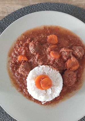 Une photo de Boulettes de boeuf sauce tomates et carottes