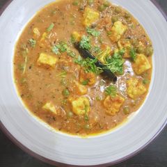 A picture of Matar paneer.