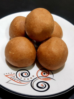 A picture of Wheat Flour Ladoo.