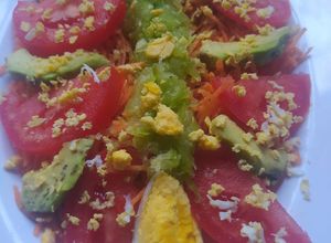 Una foto de Ensalada Saludable Y Colorida