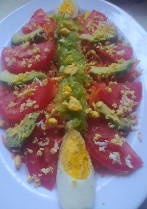 Una foto de Ensalada Saludable Y Colorida