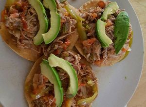 Una foto de Tostadas de carne deshebrada