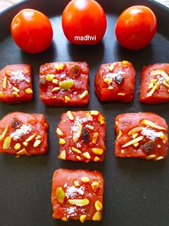 टमाटर की बर्फी (Tamatar ki barfi recipe in Hindi) रेसिपी मुख्य फोटो