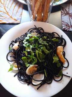 Una foto de Spaghetti negros a la marinera con toque picante