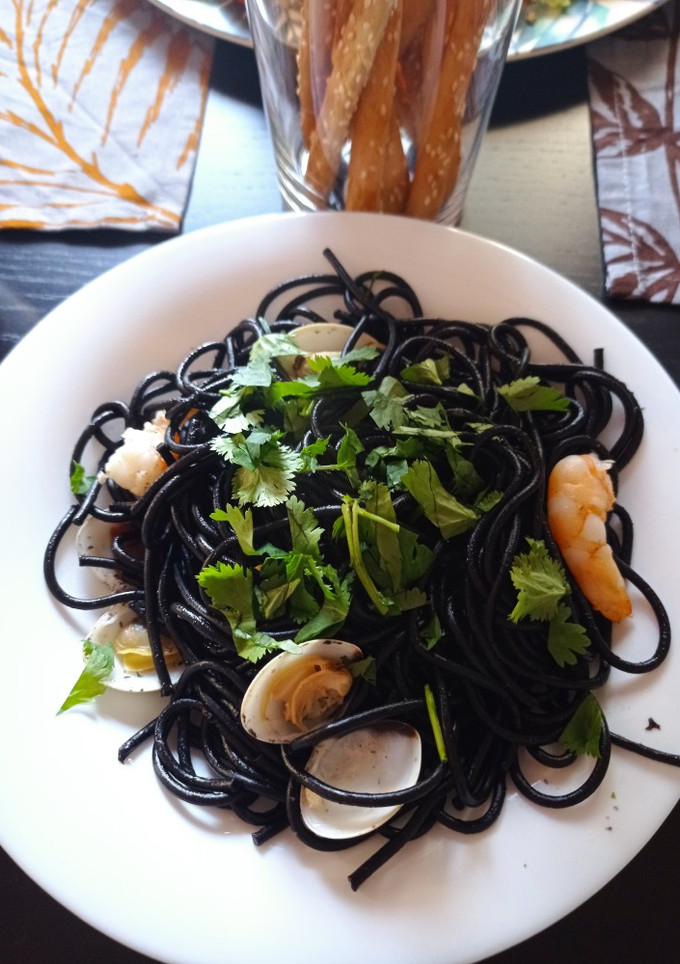 Una foto de Spaghetti negros a la marinera con toque picante