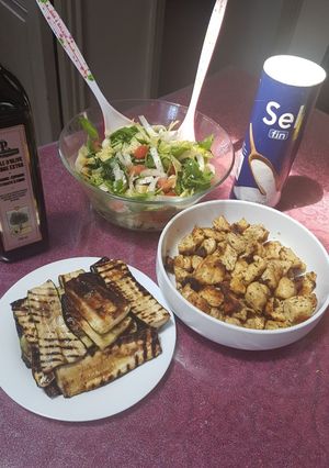 O poză a rețetei Dovleceii și pui la grill cu salată mixtă.