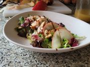 Una foto de ensalada rúcula manzana