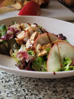 Una foto de Ensalada de Pularda Asada con Manzana
