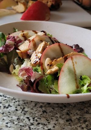 Una foto de Ensalada de Pularda Asada con Manzana