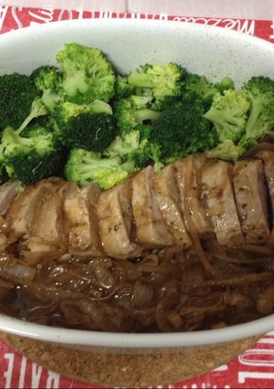 Una foto de Solomillo de cerdo al horno con cebolla al jerez y brócoli