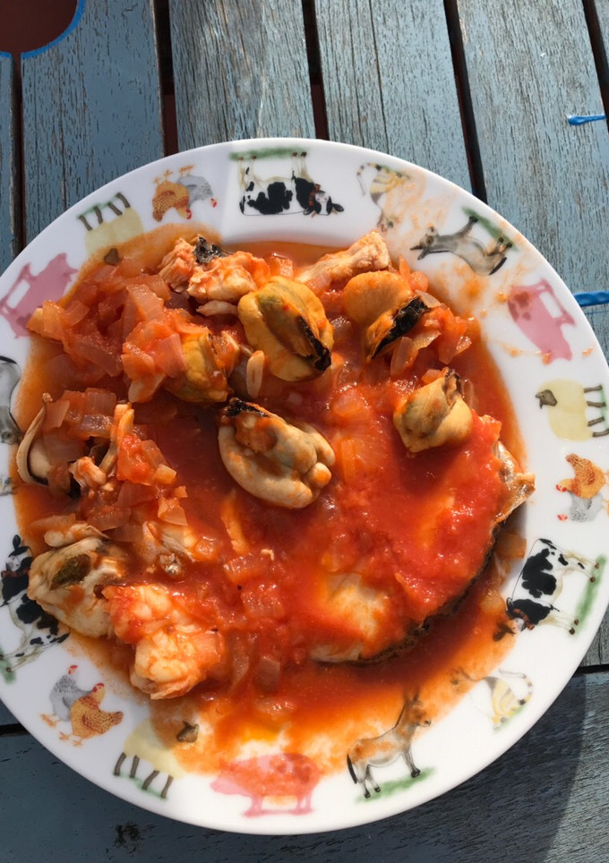 Una foto de Merluza con mejillones y langostinos