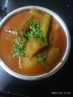 शेवग्याच्या शेंगा बटाटा रस्सा भाजी (sevgyachya shenga batata rassa bhaji recipe in marathi) रेसिपी चे मुख्य फोटो