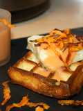 Gofre de patata con bacalao confitado, salmorejo y chips de zanahoria