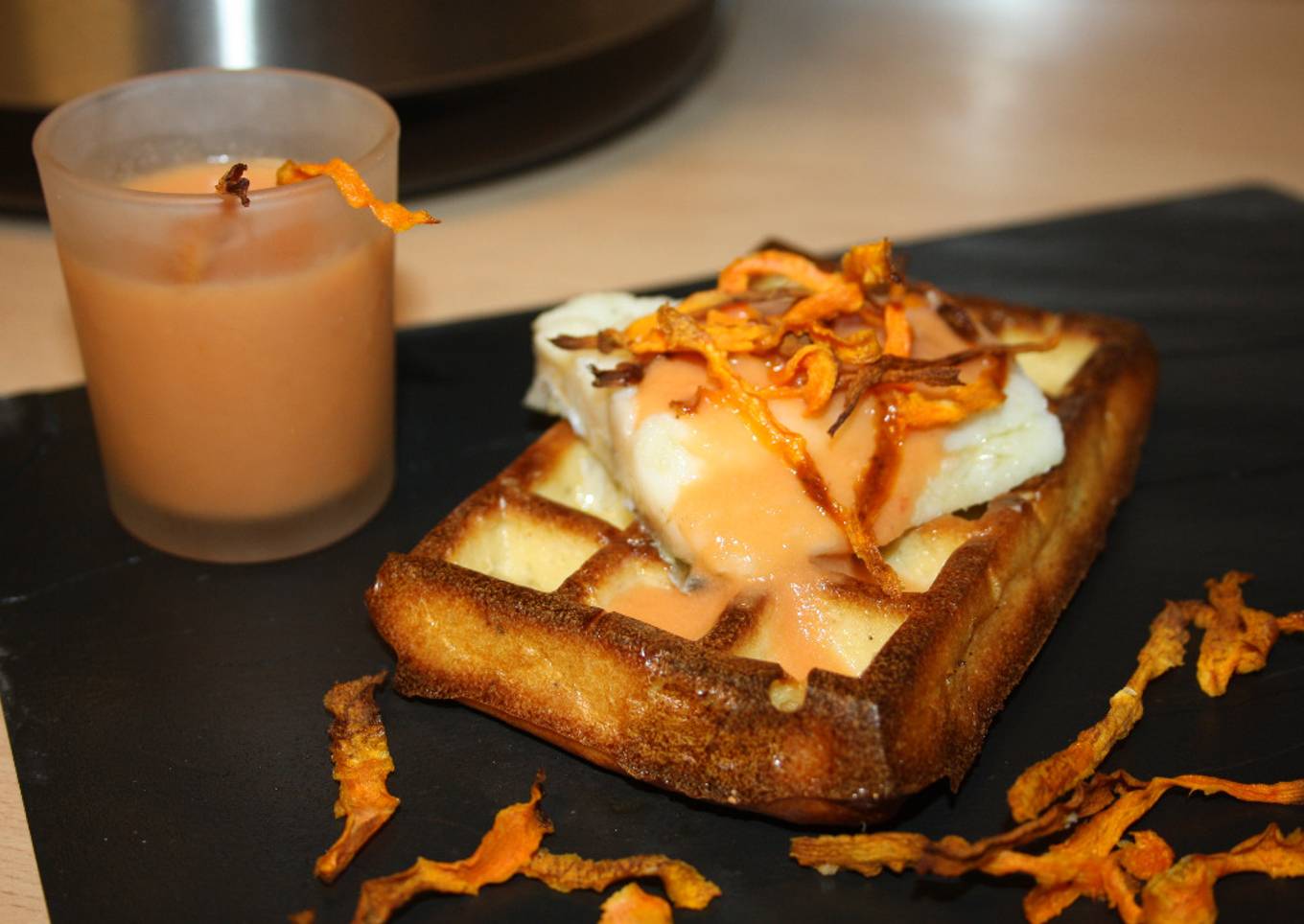 Gofre de patata con bacalao confitado, salmorejo y chips de zanahoria