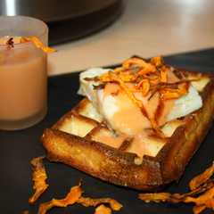 Una foto de Gofre de patata con bacalao confitado, salmorejo y chips de zanahoria