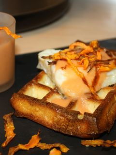 Una foto de Gofre de patata con bacalao confitado, salmorejo y chips de zanahoria