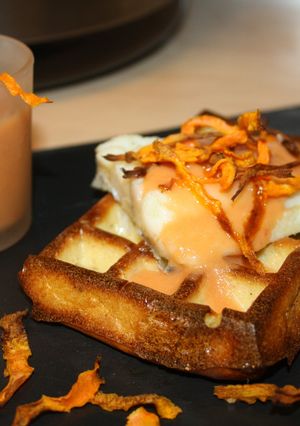 Una foto de Gofre de patata con bacalao confitado, salmorejo y chips de zanahoria