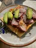 Tostadas de lengua con chile serrano ajo y semillas de girasol