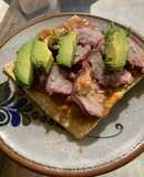 Tostadas de lengua con chile serrano ajo y semillas de girasol