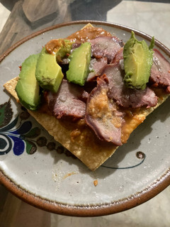 Una foto de Tostadas de lengua con chile serrano ajo y semillas de girasol