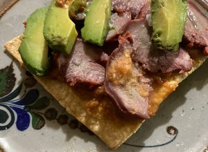 Una foto de Tostadas de lengua con chile serrano ajo y semillas de girasol