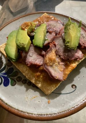 Una foto de Tostadas de lengua con chile serrano ajo y semillas de girasol