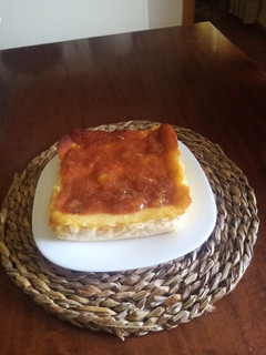 Una foto de Tarta de queso al horno con coulis de higos