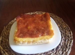 Una foto de Tarta de queso al horno con coulis de higos