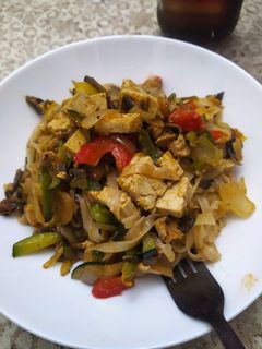 Una foto de Tallarines de arroz con tofu y verduras