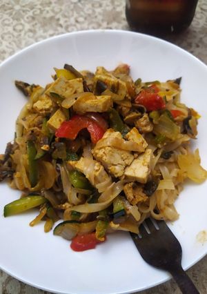 Una foto de Tallarines de arroz con tofu y verduras