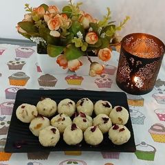 A picture of Rice flour and coconut laddo or pinni.