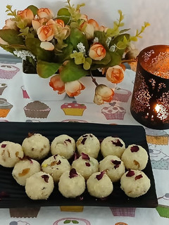 A picture of Rice flour and coconut laddo or pinni.