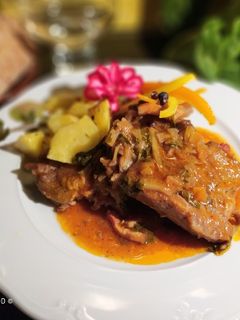 Una foto de Chuletas de Cerdo al Chilindrón con Vino Blanco en Olla GM