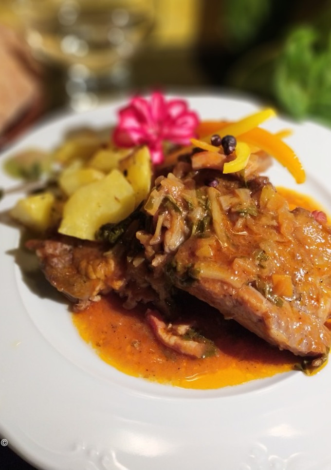Una foto de Chuletas de Cerdo al Chilindrón con Vino Blanco en Olla GM