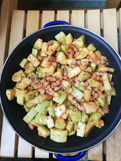 Una foto de Salteado de calabacín con soja texturizada y semillas de cilantro