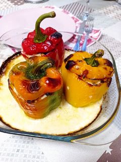 Una foto de Pimientos tricolor rellenos con pavo y queso azul