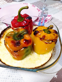 Una foto de Pimientos tricolor rellenos con pavo y queso azul