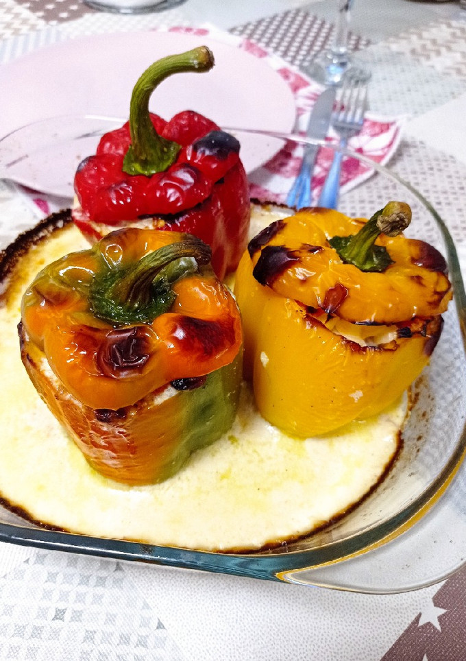 Una foto de Pimientos tricolor rellenos con pavo y queso azul