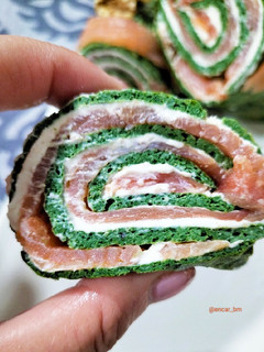 Una foto de Rollo de espinacas con salmón ahumado y mousse de queso con nueces