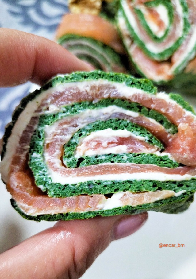 Una foto de Rollo de espinacas con salmón ahumado y mousse de queso con nueces