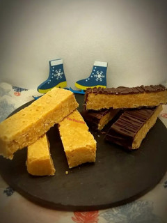 Una foto de Turrón de cacahuete bañado de chocolate