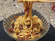 Una foto de spaghetti con condimento