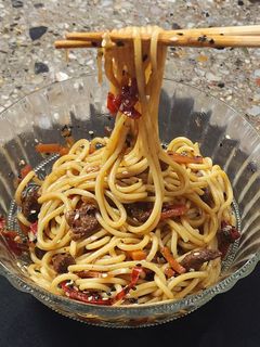 Una foto de Lo Mein de Cerdo al Jengibre 🍜 (o Wok oriental de fideos, vegetales y cerdo 🍜)