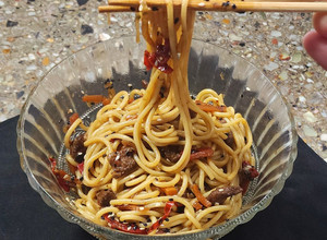 Una foto de Lo Mein de Cerdo al Jengibre 🍜 (o Wok oriental de fideos, vegetales y cerdo 🍜)