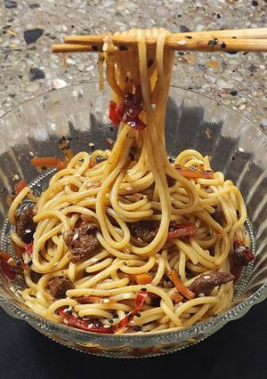 Una foto de Lo Mein de Cerdo al Jengibre 🍜 (o Wok oriental de fideos, vegetales y cerdo 🍜)