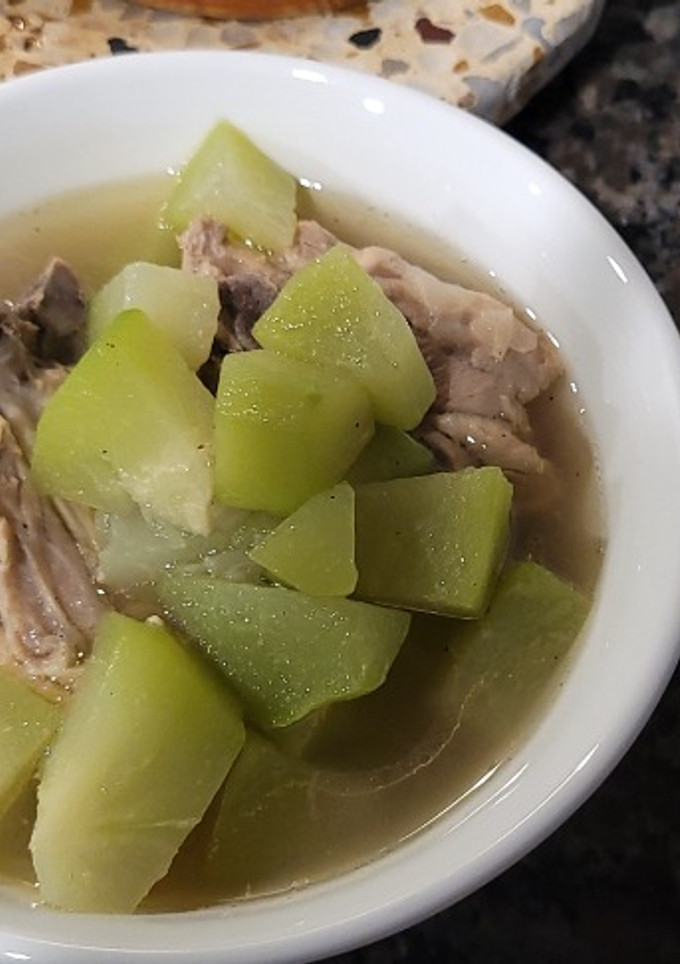 A picture of Tinolang Manok.